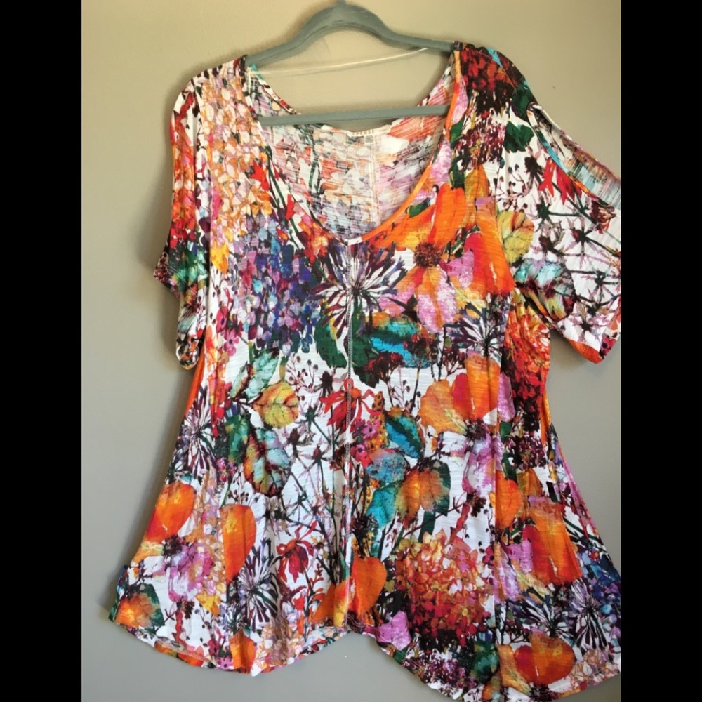 Beautiful floral top, key hole sleeve